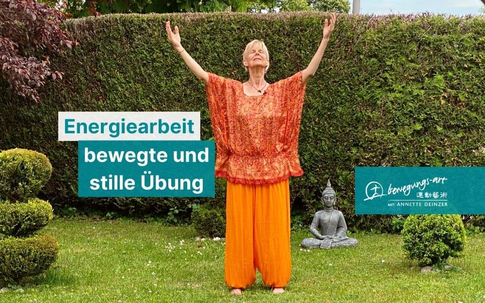 Annette Deinzer von bewegungs-art führt eine Energiearbeit Qi Gong / Tai Ji Übung aus