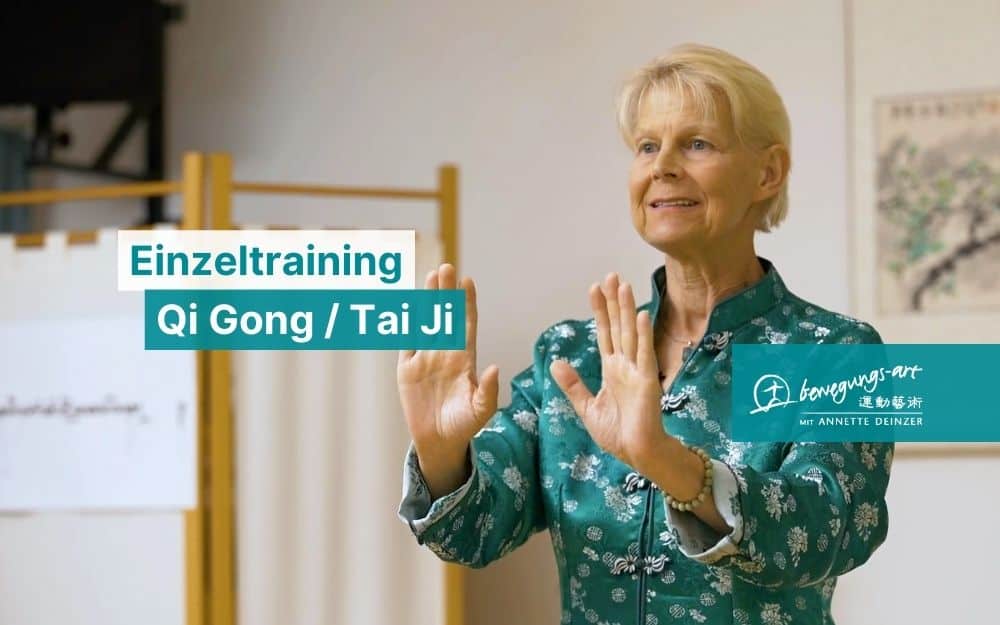 Qi Gong / Tai Ji Einzeltraining mit Annette Deinzer während einer Qi Qong Übung