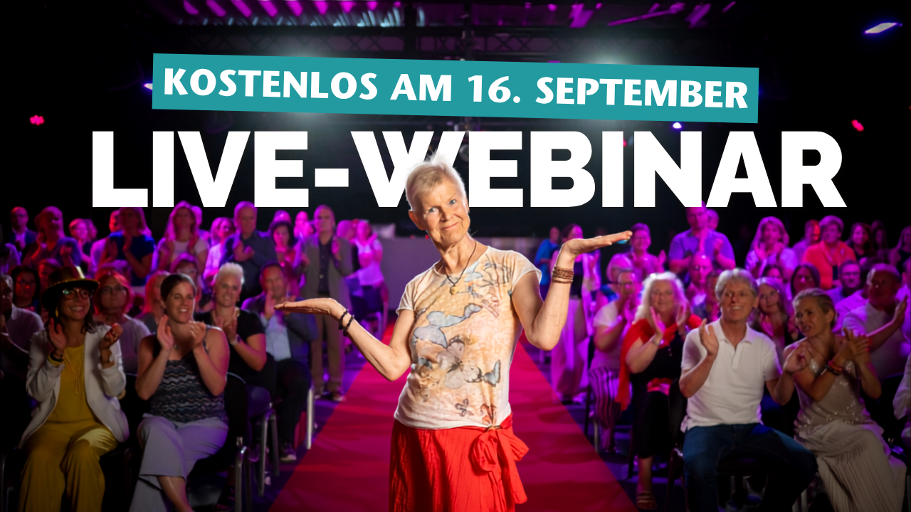 Annette Deinzer auf der Bühne vor Publikum. Text im Bild: Kostenlos am 16. September, Live-Webinar.