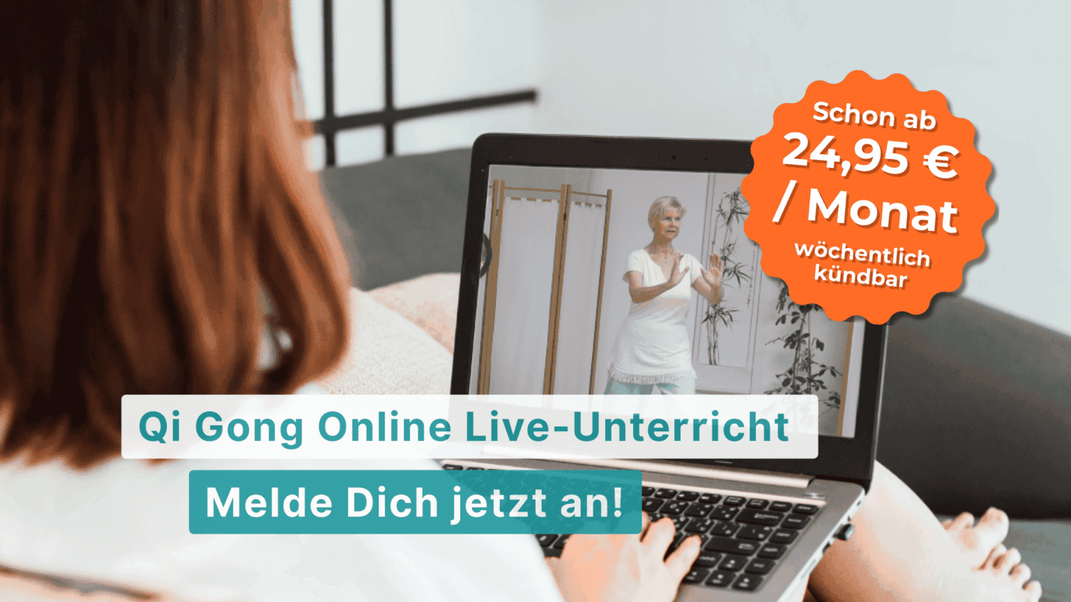Frau folgt am Laptop dem Qi-Gong-Live-Unterricht mit Annette Deinzer, ab 24,95 Euro im Monat, wöchentlich kündbar
